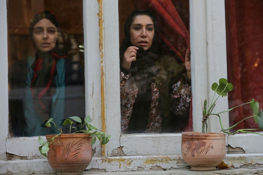 نسیم ادبی و هستی مهدوی فر در نمایی از فیلم «چهارشنبه»